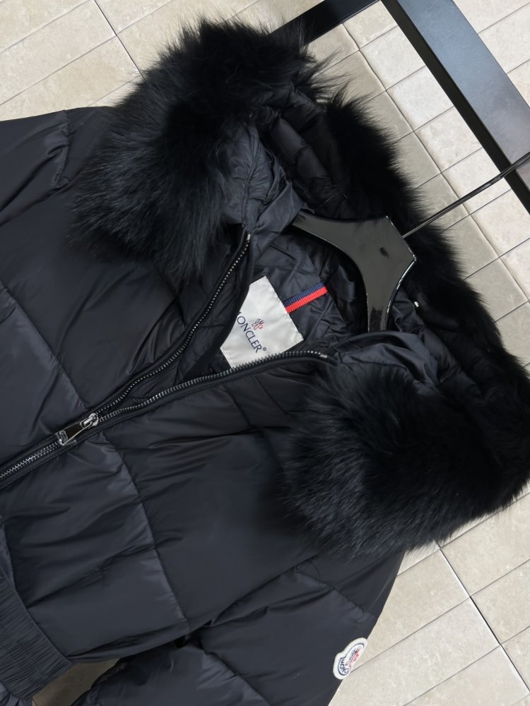 Длинная куртка пуховик с капюшоном и меховым воротником фото 2