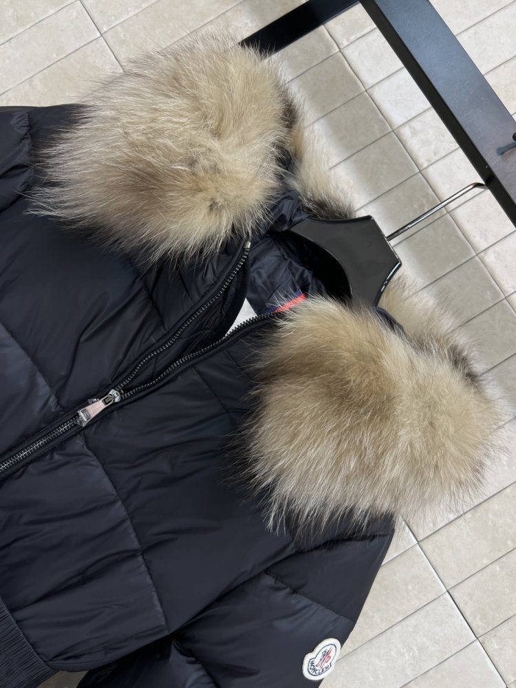 Длинная куртка пуховик с капюшоном и меховым воротником фото 2