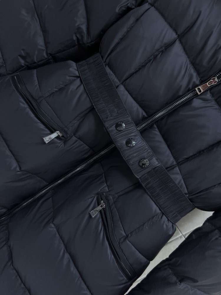 Длинная куртка пуховик с капюшоном и меховым воротником фото 3