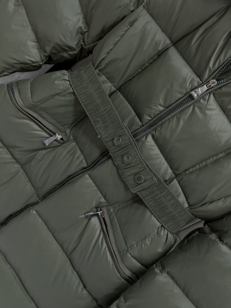 Длинная куртка пуховик с капюшоном и меховым воротником фото 3