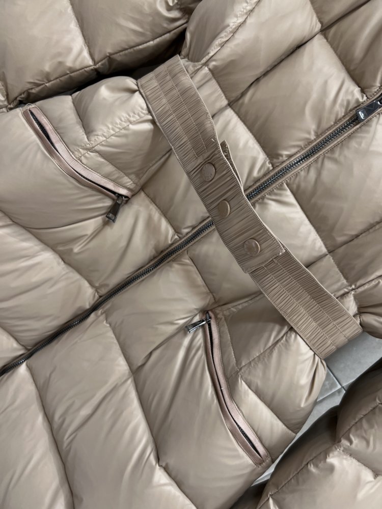 Длинная куртка пуховик с капюшоном и меховым воротником фото 3