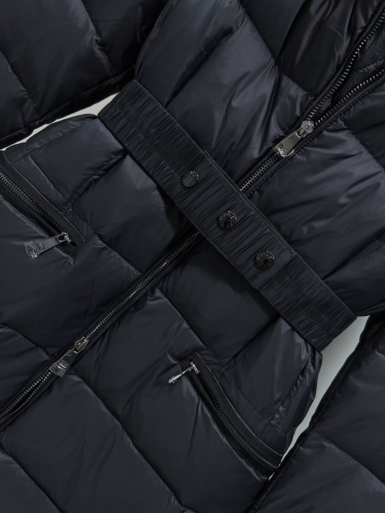 Длинная куртка пуховик с капюшоном и меховым воротником фото 3