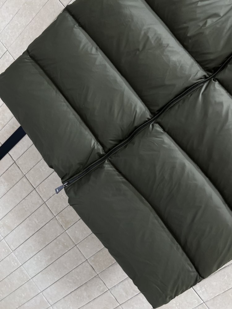 Длинная куртка пуховик с капюшоном и меховым воротником фото 4