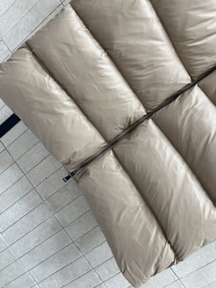 Длинная куртка пуховик с капюшоном и меховым воротником фото 4