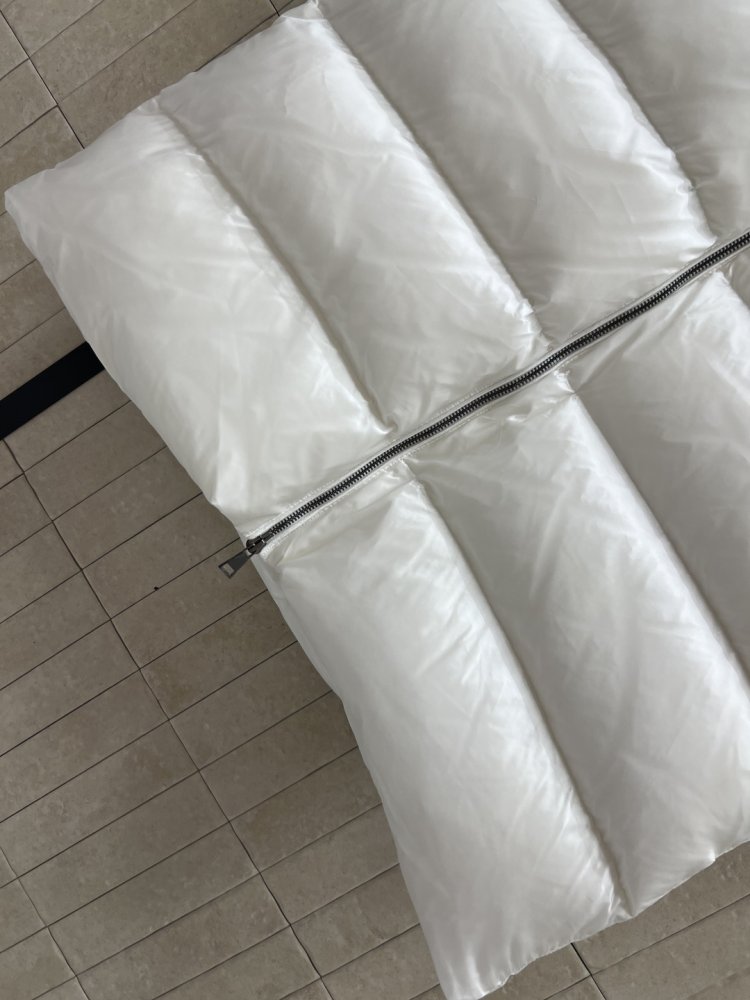 Длинная куртка пуховик с капюшоном и меховым воротником фото 4