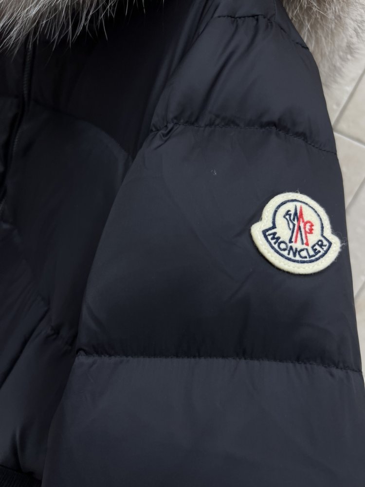 Длинная куртка пуховик с капюшоном и меховым воротником фото 5