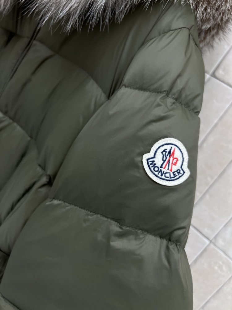 Длинная куртка пуховик с капюшоном и меховым воротником фото 5