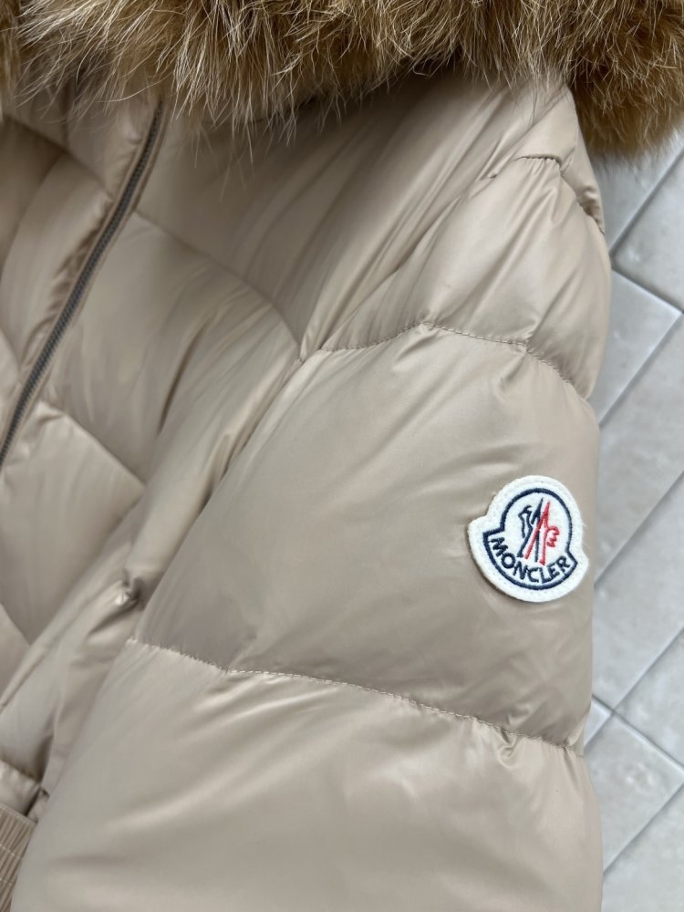 Длинная куртка пуховик с капюшоном и меховым воротником фото 5