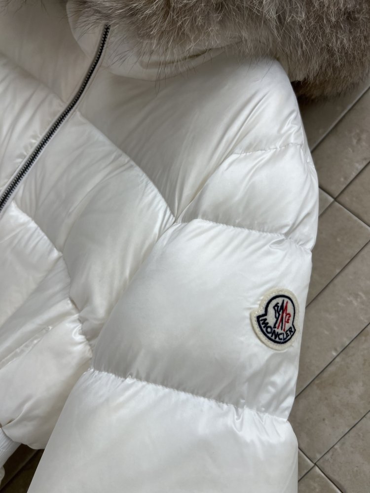 Длинная куртка пуховик с капюшоном и меховым воротником фото 5