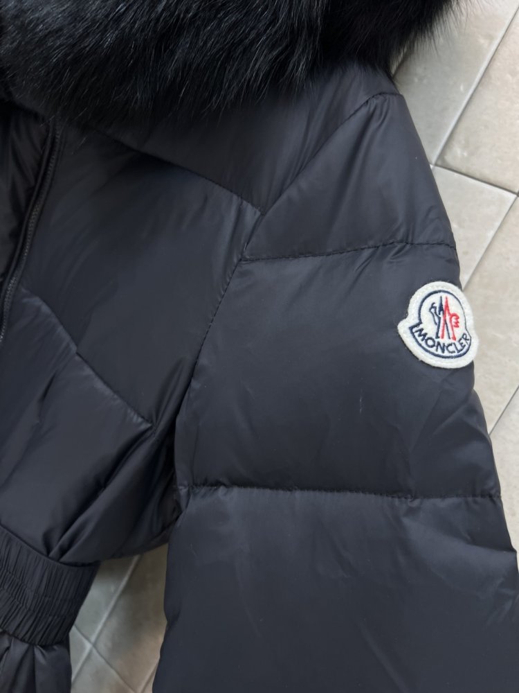 Длинная куртка пуховик с капюшоном и меховым воротником фото 5