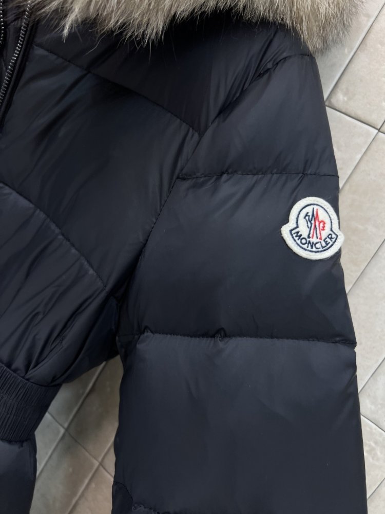 Длинная куртка пуховик с капюшоном и меховым воротником фото 5