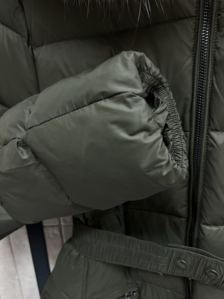 Длинная куртка пуховик с капюшоном и меховым воротником фото 6