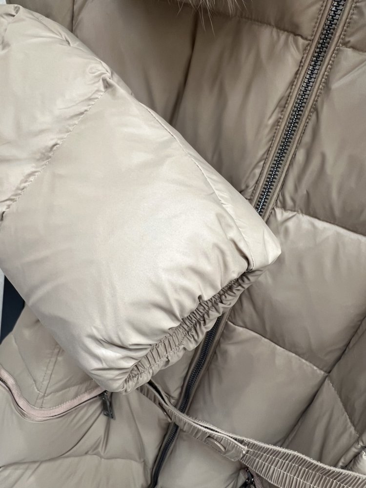 Длинная куртка пуховик с капюшоном и меховым воротником фото 6