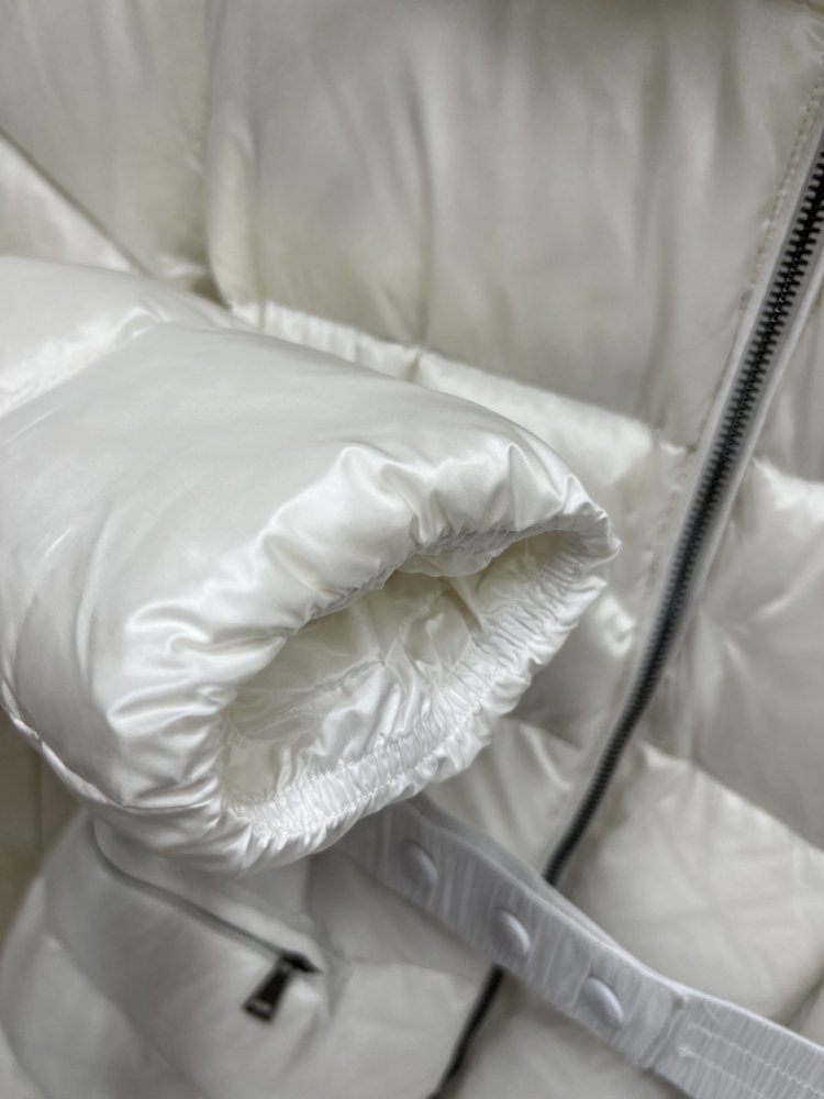 Длинная куртка пуховик с капюшоном и меховым воротником фото 6