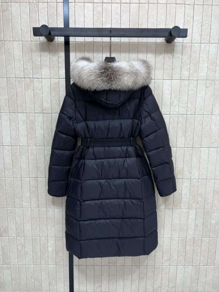 Длинная куртка пуховик с капюшоном и меховым воротником фото 7