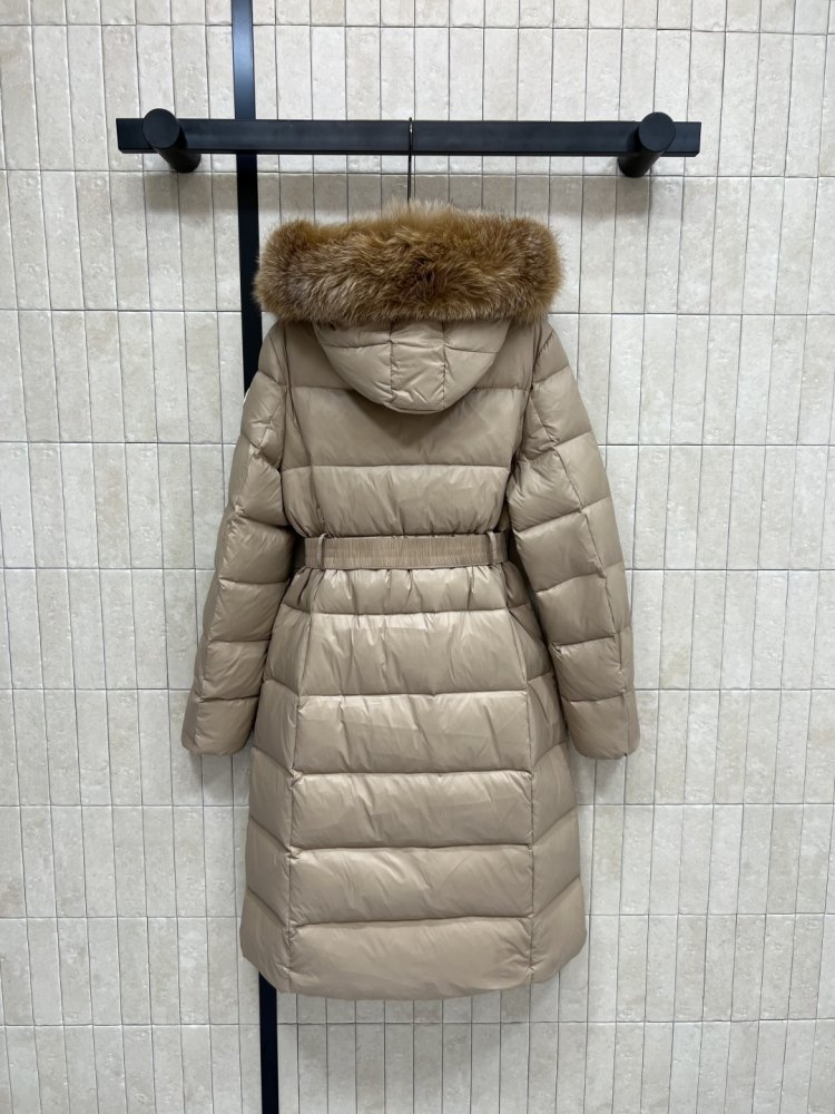 Длинная куртка пуховик с капюшоном и меховым воротником фото 7