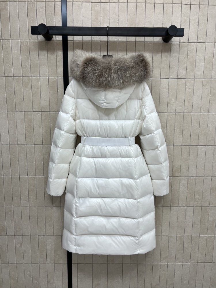 Длинная куртка пуховик с капюшоном и меховым воротником фото 7