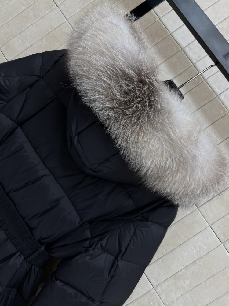 Длинная куртка пуховик с капюшоном и меховым воротником фото 8