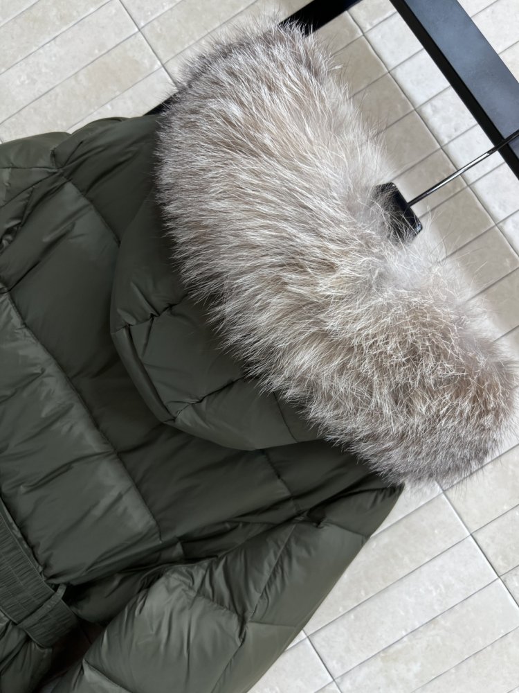 Длинная куртка пуховик с капюшоном и меховым воротником фото 8