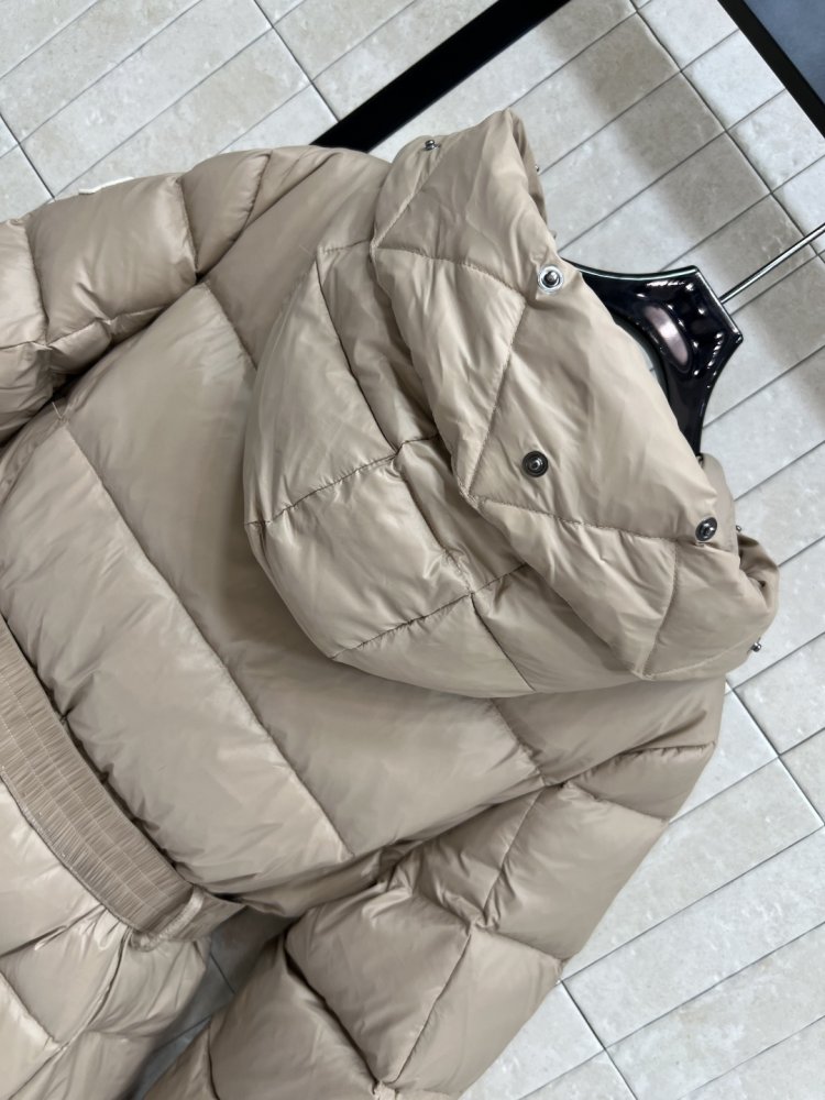 Длинная куртка пуховик с капюшоном и меховым воротником фото 8