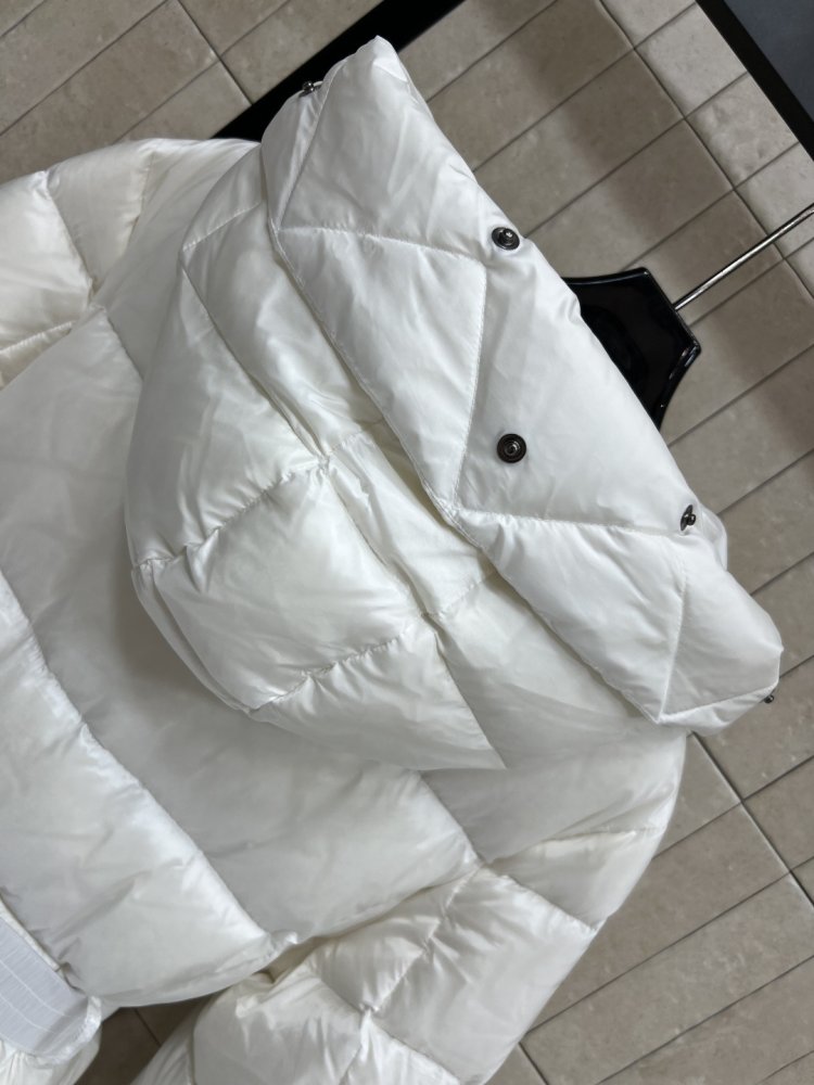 Длинная куртка пуховик с капюшоном и меховым воротником фото 8