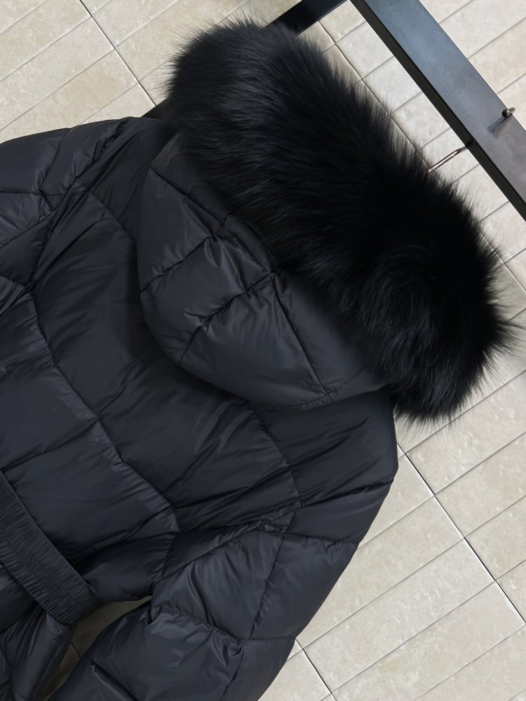 Длинная куртка пуховик с капюшоном и меховым воротником фото 8