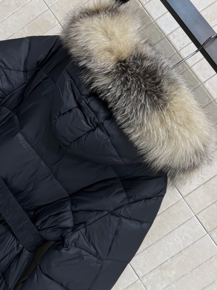 Длинная куртка пуховик с капюшоном и меховым воротником фото 8