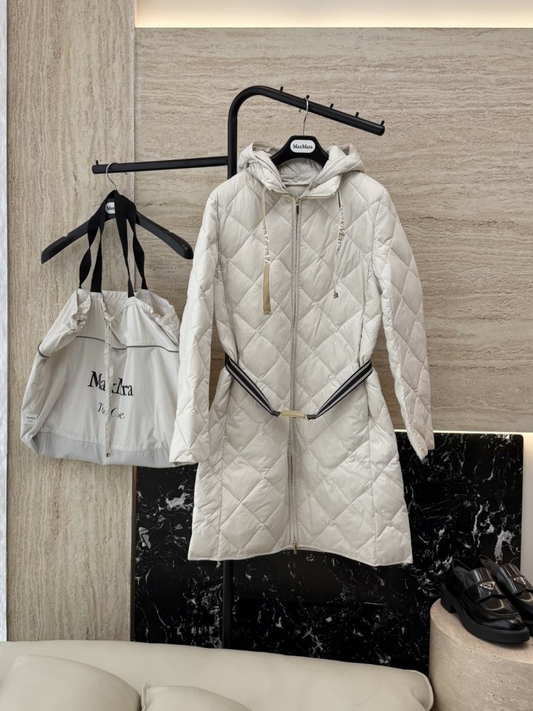 Длинная куртка пуховик с поясом и застежкой молнией