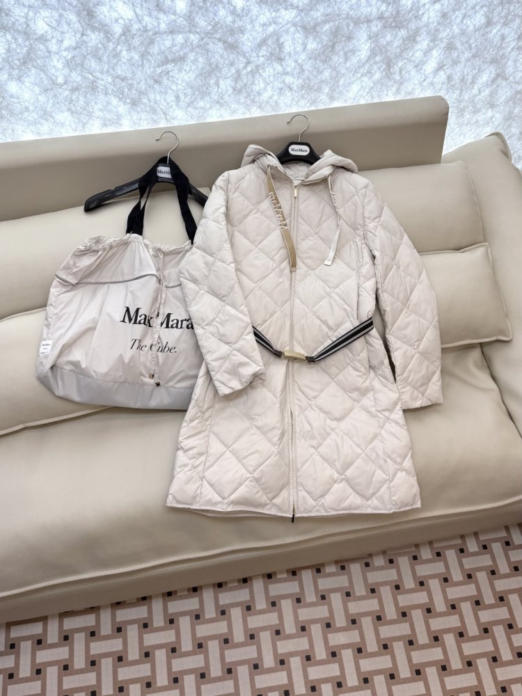 Длинная куртка пуховик с поясом и застежкой молнией фото 3