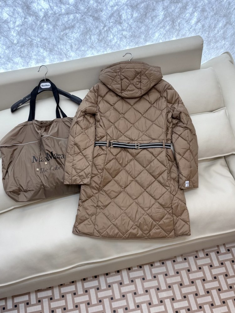 Длинная куртка пуховик с поясом и застежкой молнией фото 4