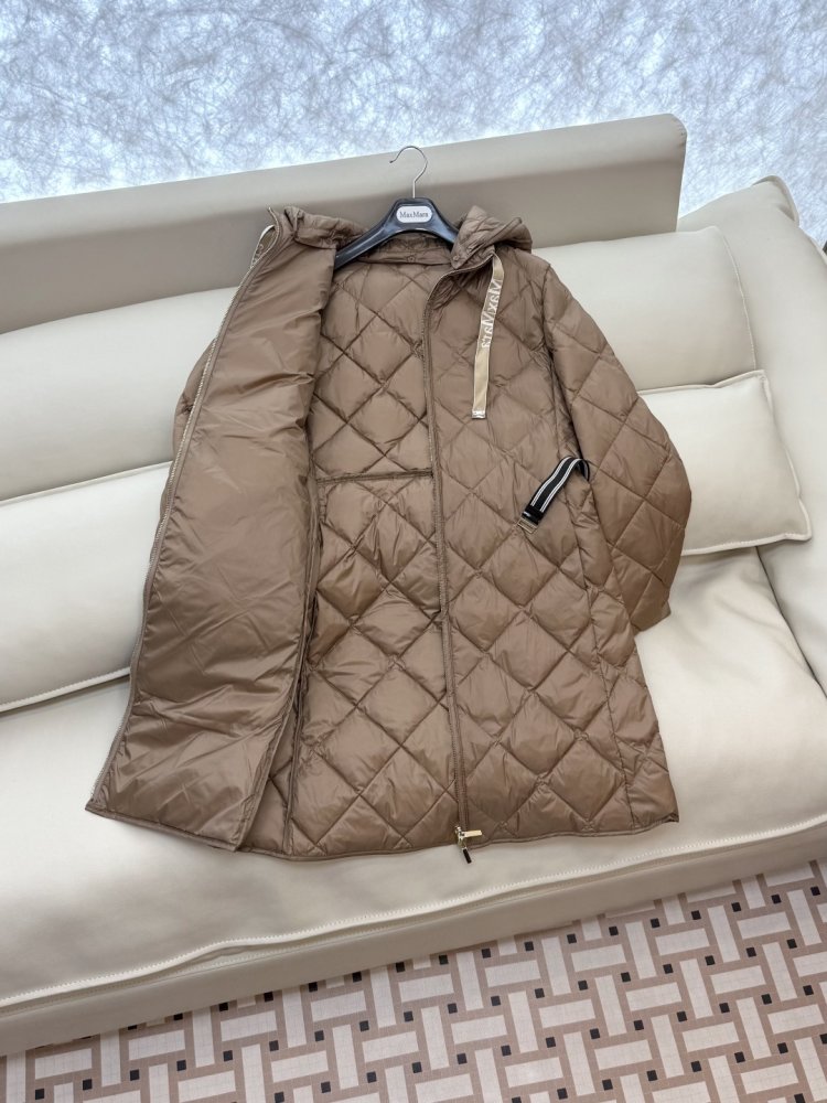 Длинная куртка пуховик с поясом и застежкой молнией фото 5