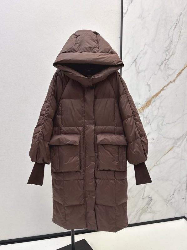 Довга пухова куртка з капюшоном