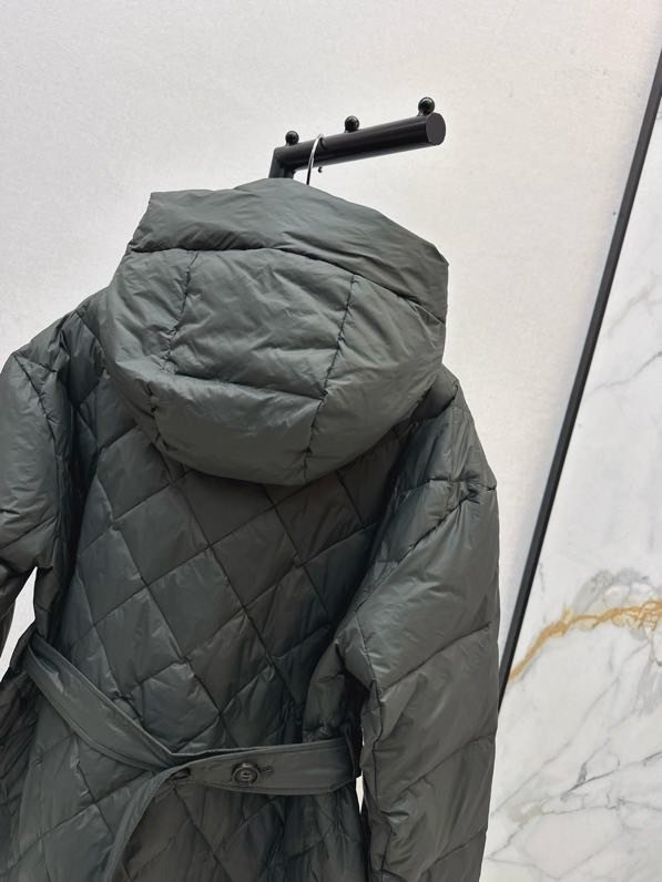 Длинная пуховая куртка с капюшоном фото 9