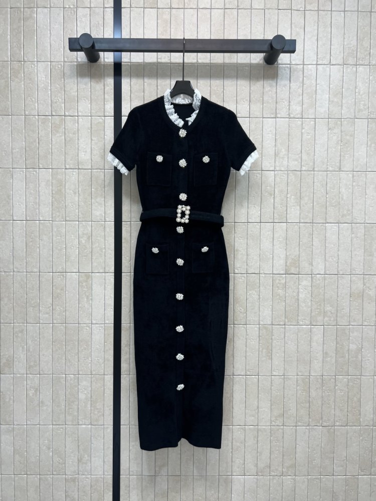 Довге оксамитове Плаття, Сукня