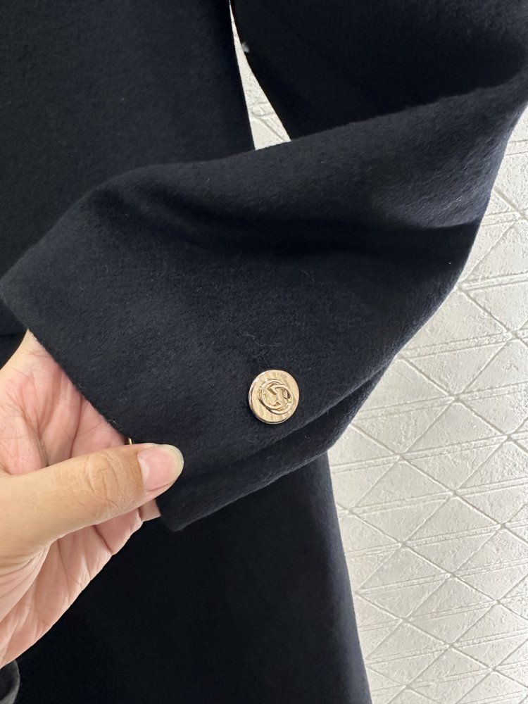 Long coat from direct shoulders and lapels фото 7