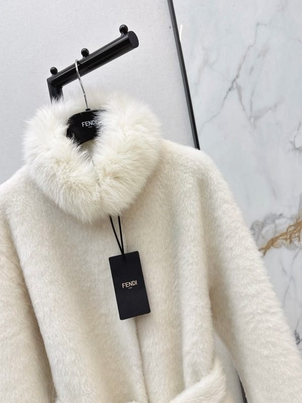 Довге пальто з коміром з лисячого хутра фото 3