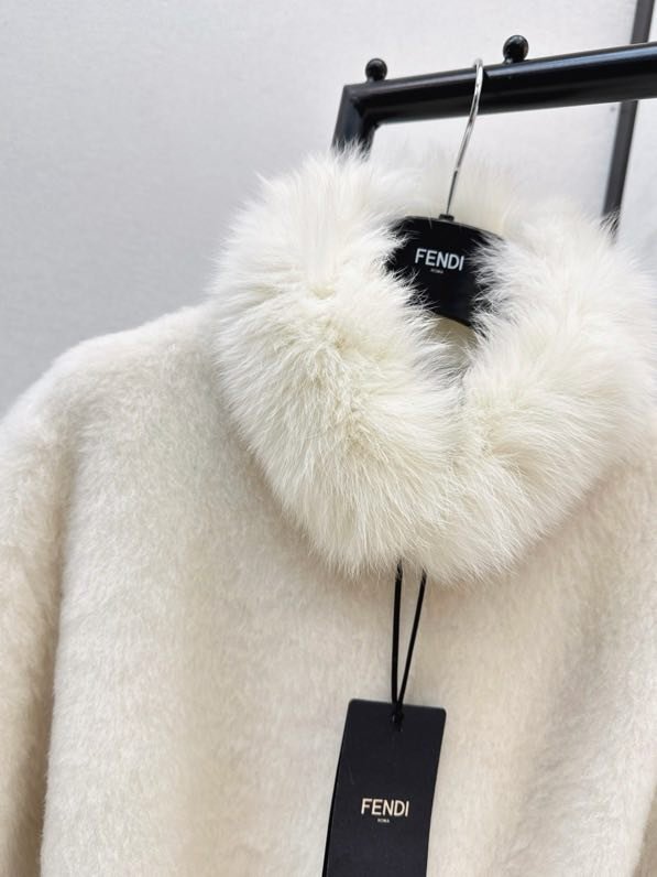 Довге пальто з коміром з лисячого хутра фото 5