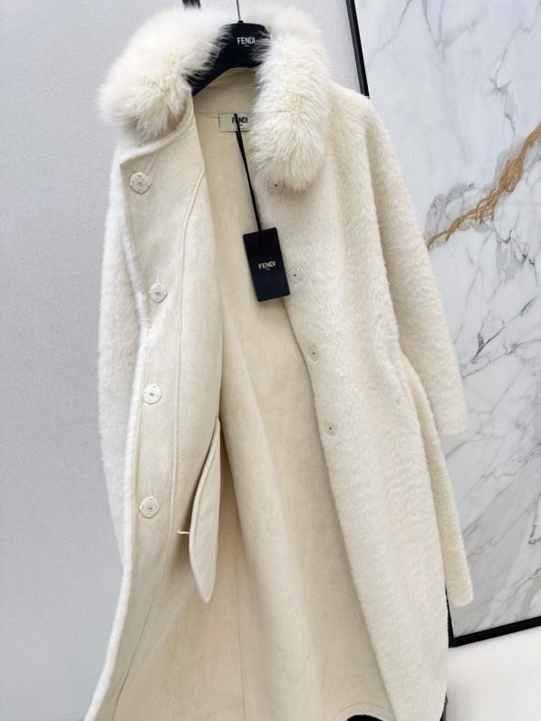 Довге пальто з коміром з лисячого хутра фото 9