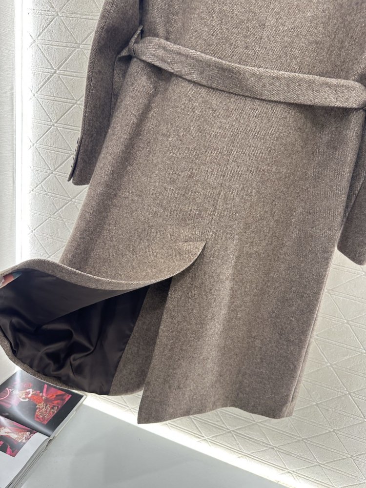 Длинное пальто с воротником стойкой и поясом фото 8