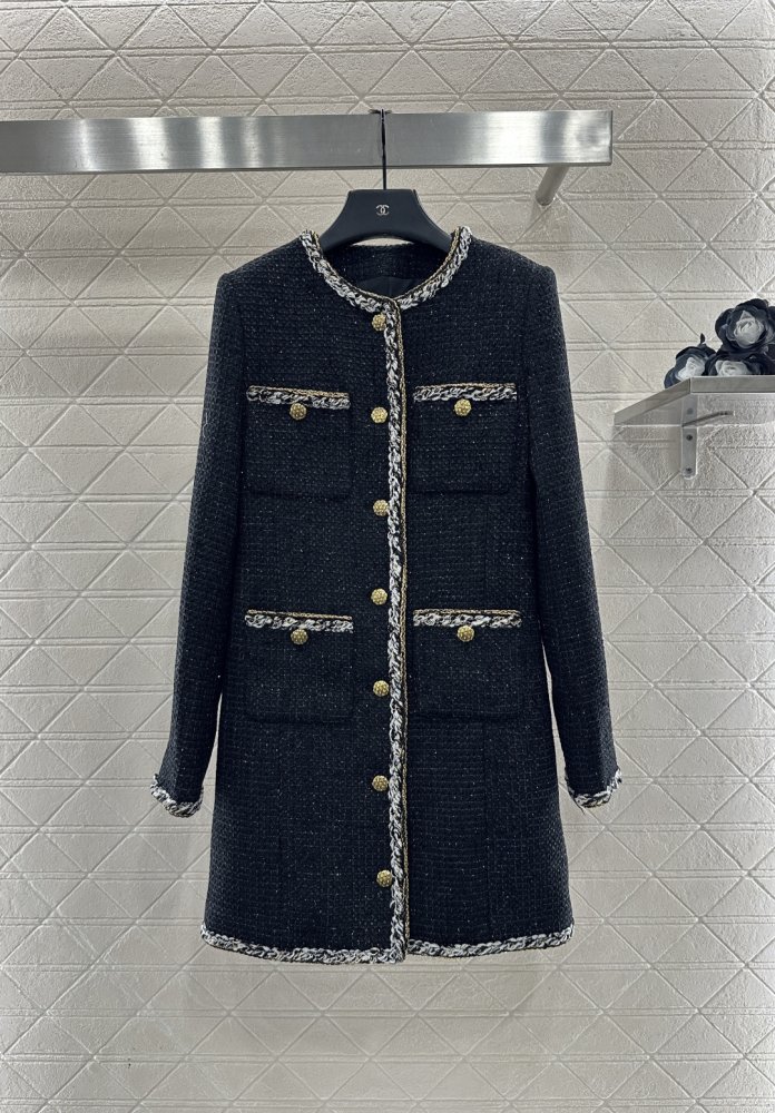 Длинное платье с круглым вырезом