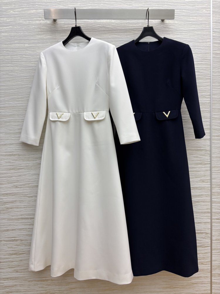 Длинное платье с V-образным вырезом