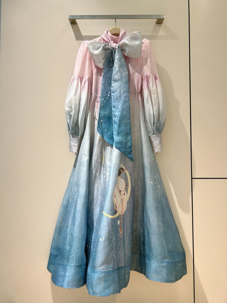 Довге шовкове Плаття, Сукня