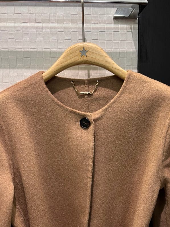 Длинное шерстяное пальто с накидкой шалью фото 3