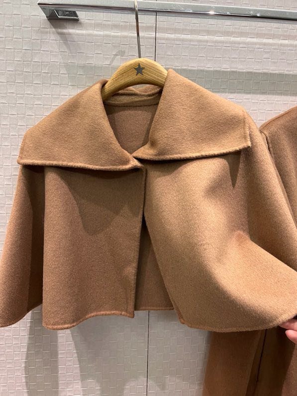 Длинное шерстяное пальто с накидкой шалью фото 5