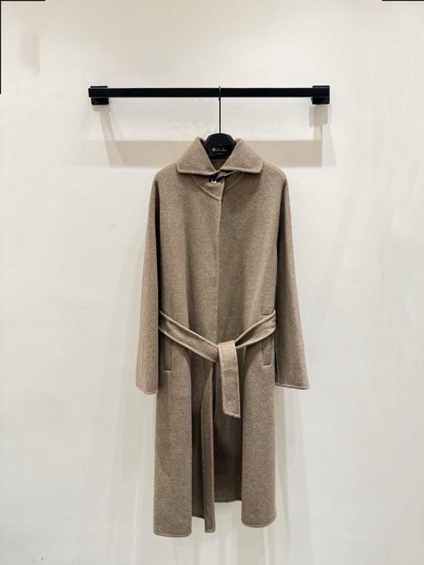 Long wool coat at минималистичном style
