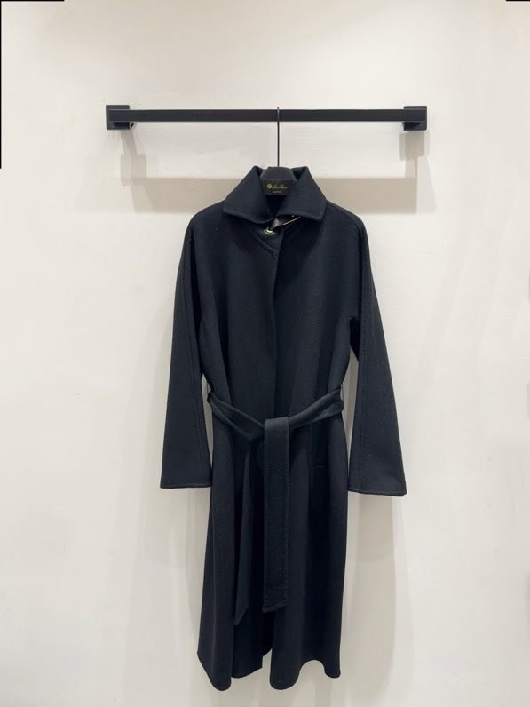 Long wool coat at минималистичном style