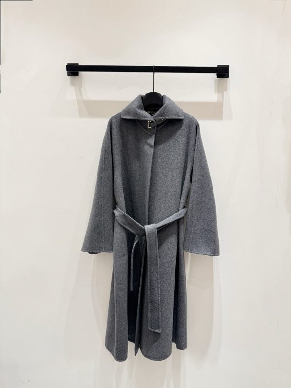 Длинное шерстяное пальто в минималистичном стиле