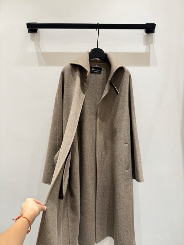 Long wool coat at минималистичном style фото 2