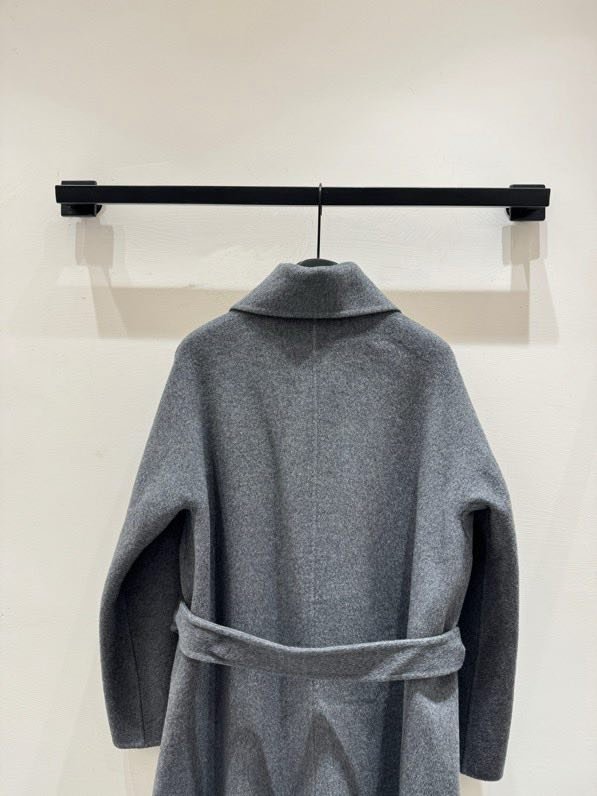Длинное шерстяное пальто в минималистичном стиле фото 2