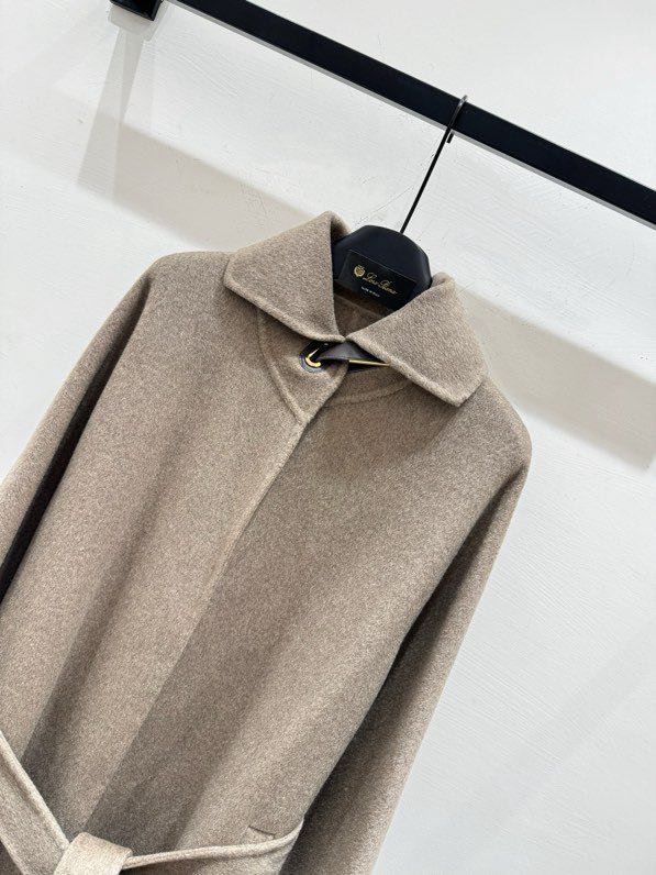 Long wool coat at минималистичном style фото 3